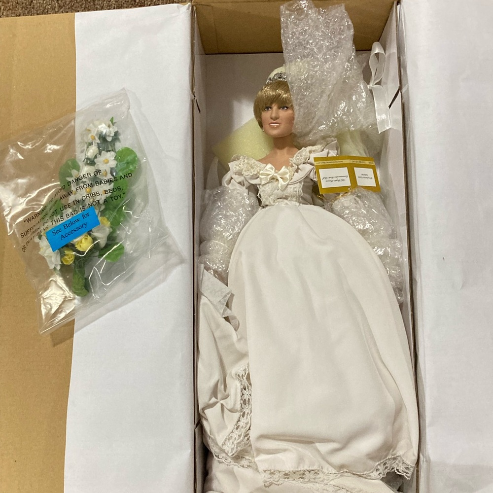The People’s Princess porcelain doll from the Ashton-Drake Galleries - Picture 3 of 15